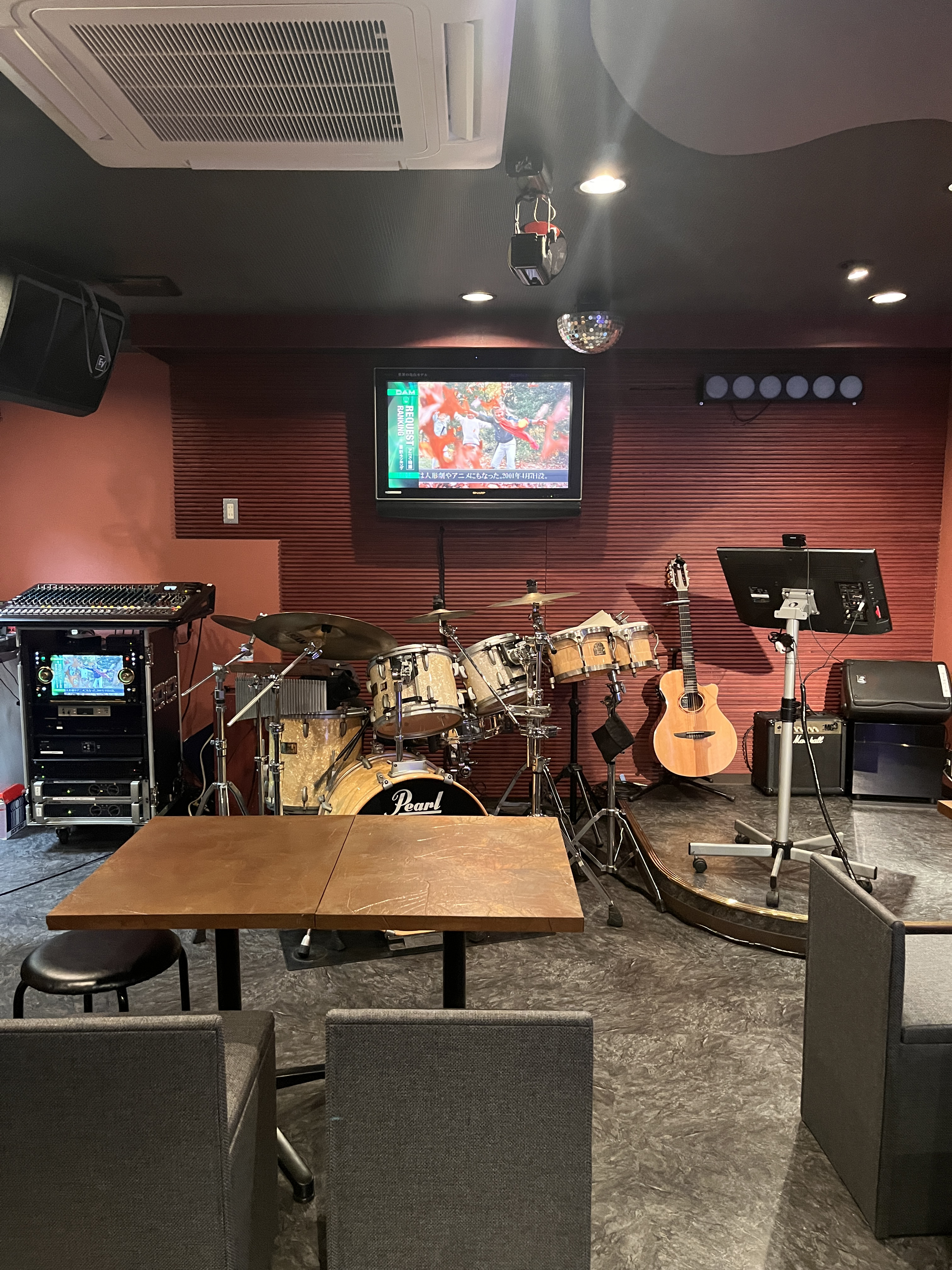 ステージと生演奏用の楽器