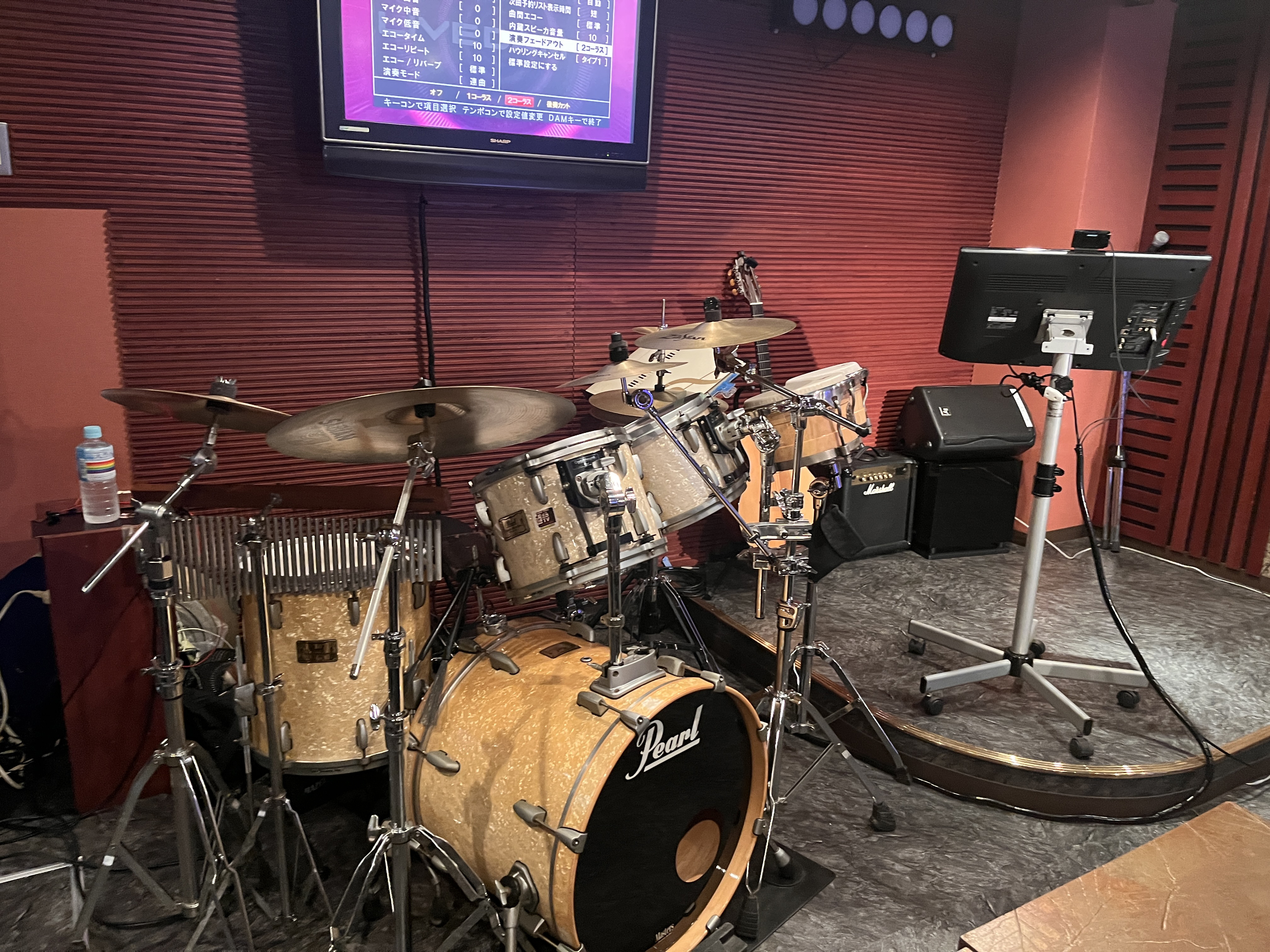 ステージと生演奏用の楽器